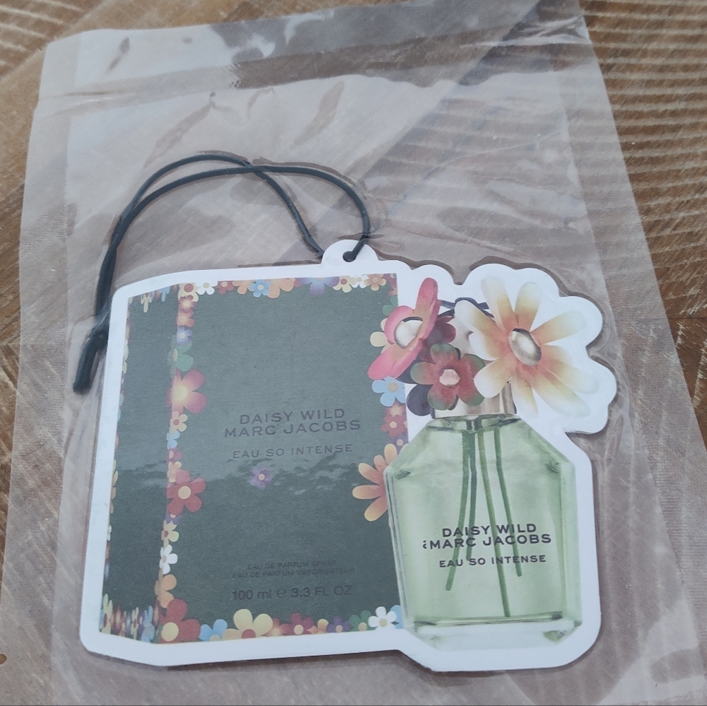 Marc Jacobs Daisy Wild Eau So Intense - Green Floral Design. Air Freshener